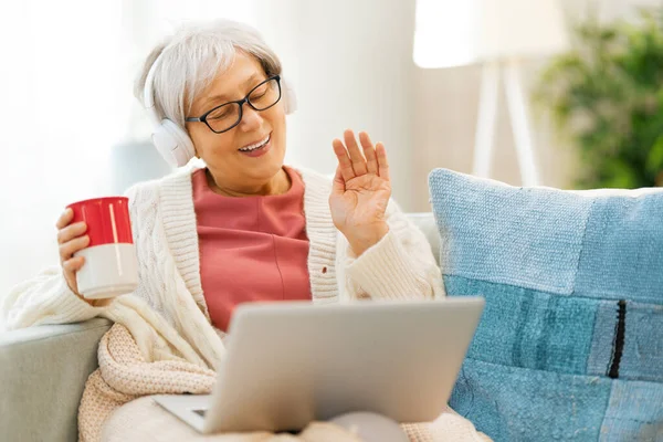 Joyeux Belle Femme Âgée Utilise Ordinateur Portable Assis Sur Canapé — Photo