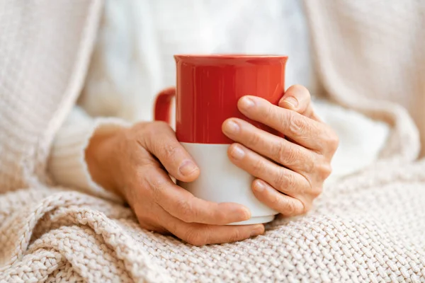 Oudere Vrouw Met Een Mok Haar Handen Dicht Winterwarming Concept — Stockfoto