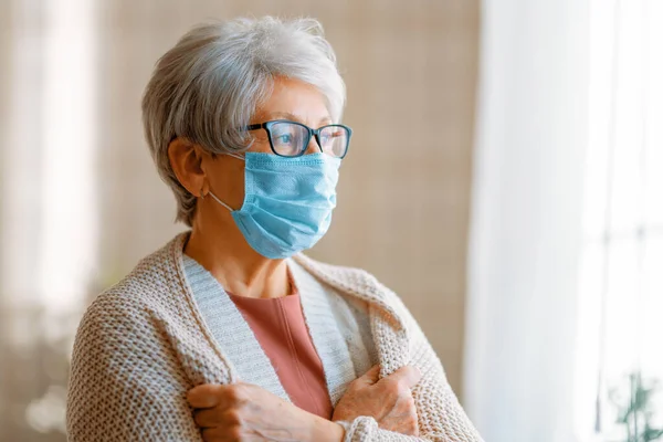 Coronavirus Grip Salgını Sırasında Maske Takan Yaşlı Bir Kadın Virüs — Stok fotoğraf