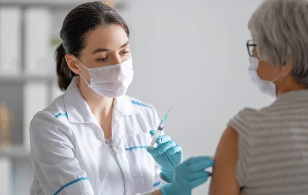 Läkaren Ger Äldre Kvinna Vaccination Virusskydd Covid 2019 — Stockfoto