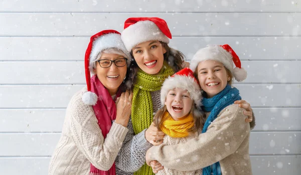 Wesołych Świąt Wesołych Świąt Zimowy Portret Kochającej Rodziny Białym Drewnianym — Zdjęcie stockowe