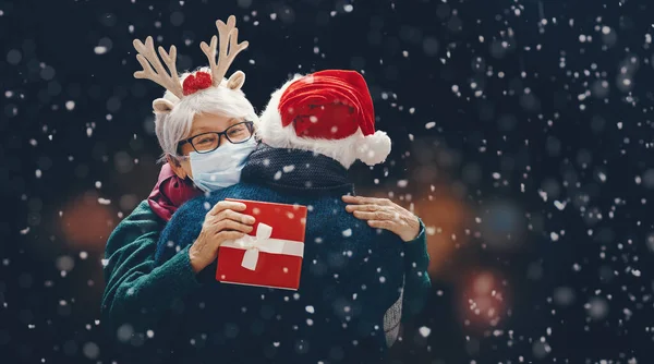 Feliz Navidad Retrato Invierno Pareja Mayor Sobre Fondo Oscuro Nevado — Foto de Stock