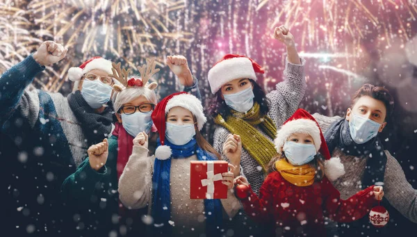 Vrolijk Kerstfeest Fijne Feestdagen Portret Van Een Liefdevolle Familie Vuurwerk — Stockfoto