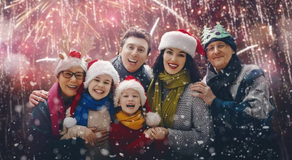 Feliz Navidad Felices Fiestas Retrato Familia Amorosa Sobre Fondo Fuegos — Foto de Stock