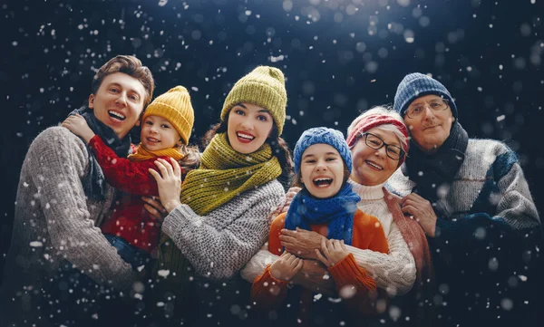 Feliz Natal Boas Festas Retrato Família Amorosa Fundo Nevado Escuro — Fotografia de Stock
