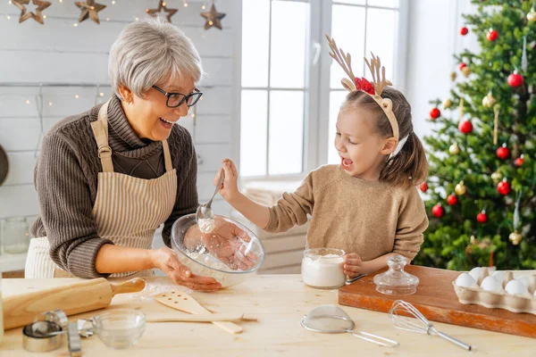 圣诞快乐 节日快乐 家庭准备节日食品 奶奶和孙女做饼干 — 图库照片