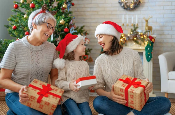 Feliz Navidad Felices Fiestas Alegre Niño Presentando Regalos Mamá Abuela — Foto de Stock