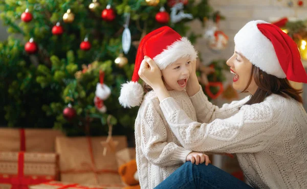 Feliz Navidad Felices Fiestas Alegre Mamá Linda Hija Con Regalos — Foto de Stock