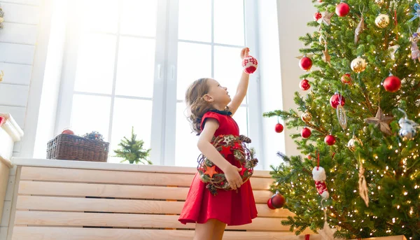 Feliz Natal Boas Festas Menina Bonito Está Decorando Árvore Dentro — Fotografia de Stock