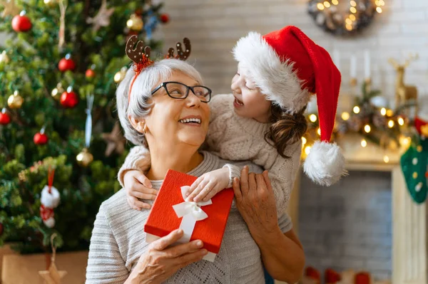 Frohe Weihnachten Und Frohe Feiertage Fröhliche Oma Und Ihre Süße — Stockfoto