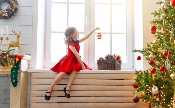 Frohe Weihnachten Und Frohe Feiertage Nettes Kleines Mädchen Schmückt Den — Stockfoto