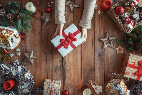 Feliz Natal Boas Festas Uma Mulher Prepara Presentes Natal Baubles — Fotografia de Stock