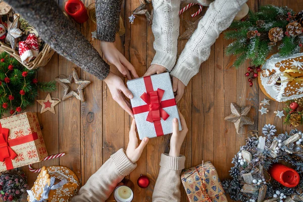 Merry Christmas Happy Holidays Mother Father Daughter Preparing Gifts Baubles — Stock Photo, Image