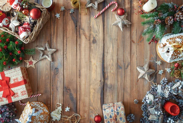 Feliz Navidad Felices Fiestas Baldosas Con Adornos Cajas Regalo Escritorio — Foto de Stock