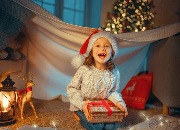 Feliz Navidad Felices Fiestas Alegre Niña Linda Con Regalo Chico — Foto de Stock