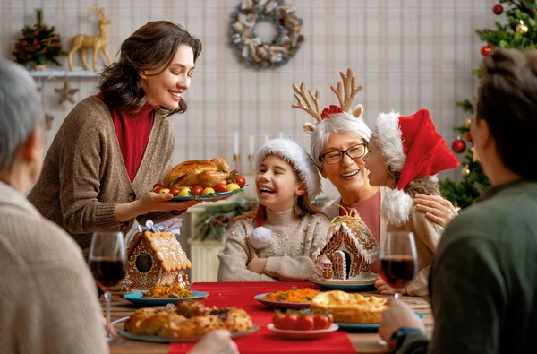 Wesołych Świąt Szczęśliwa Rodzina Obiad Domu Święto Świętowania Wspólnota Pobliżu — Zdjęcie stockowe