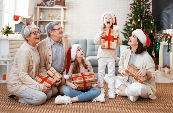 Frohe Weihnachten Und Frohe Feiertage Oma Opa Mutter Und Kinder — Stockfoto