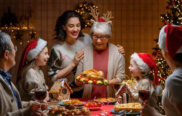 Buon Natale Famiglia Felice Sta Cenando Casa Celebrazione Vacanza Stare — Foto Stock
