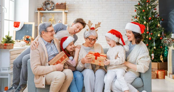 Frohe Weihnachten Und Frohe Feiertage Oma Opa Mama Papa Und — Stockfoto