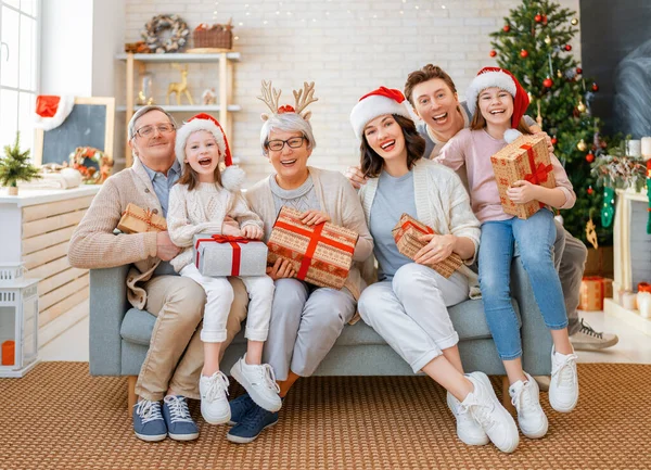 Feliz Navidad Felices Fiestas Abuela Abuelo Mamá Papá Hijos Intercambian —  Fotos de Stock