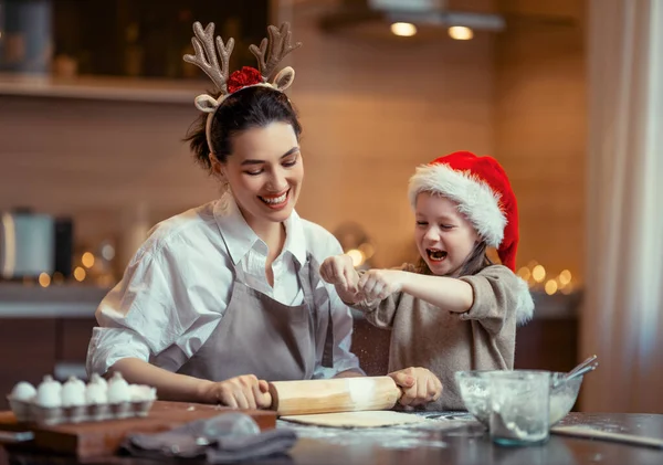 Καλά Χριστούγεννα Και Καλές Γιορτές Οικογενειακή Προετοιμασία Γιορτινό Φαγητό Μητέρα — Φωτογραφία Αρχείου