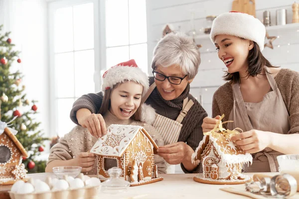 メリークリスマスとハッピーホリデー 家族の準備休日の食べ物 おばあちゃん お母さん 娘が生姜の家を調理する — ストック写真