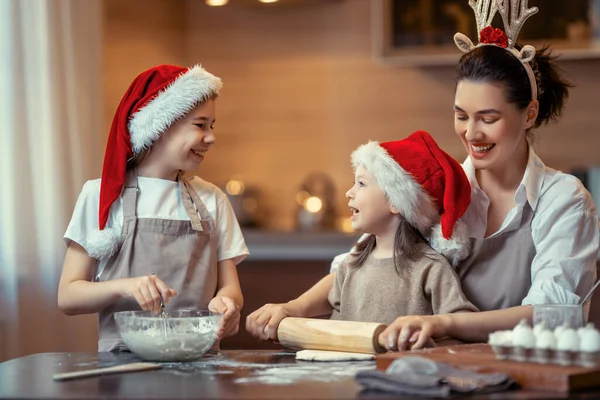 Merry Christmas Happy Holidays Family Preparation Holiday Food Mother Daughters — Stock Photo, Image