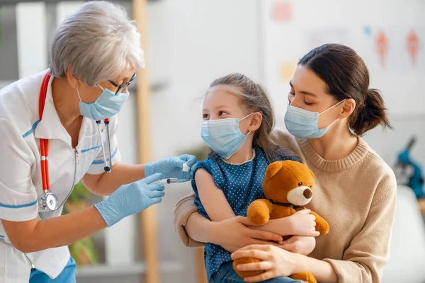 Medico Bambino Vaccinatore Bambino Con Madre Ospedale — Foto Stock