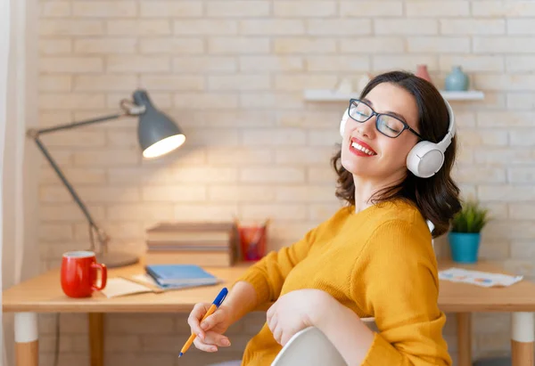 Gelukkig Casual Mooi Vrouw Werken Home Office — Stockfoto