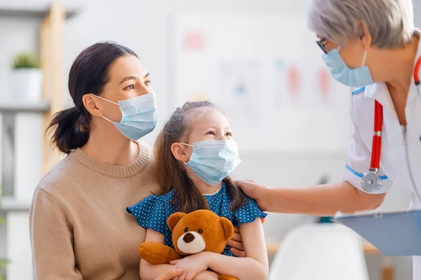 Médico Niño Madre Con Mascarillas Faciales Durante Coronavirus Brote Gripe — Foto de Stock