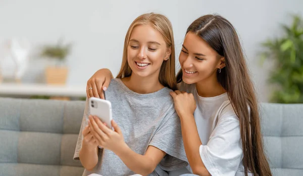 Jovens Estão Usar Telefone Meninas Engraçadas Divertindo Ficar Casa — Fotografia de Stock