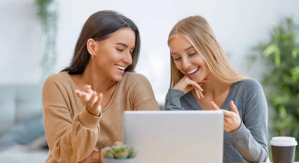 Deux Jeunes Femmes Heureuses Utilisant Ordinateur Portable Amis Passer Temps — Photo