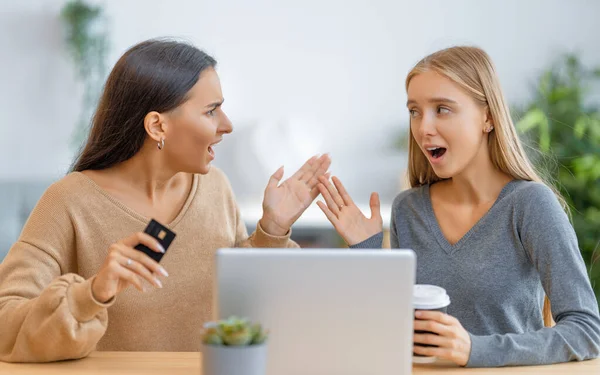 Dos Jóvenes Felices Haciendo Compras Línea Chicas Haciendo Compras Casa —  Fotos de Stock