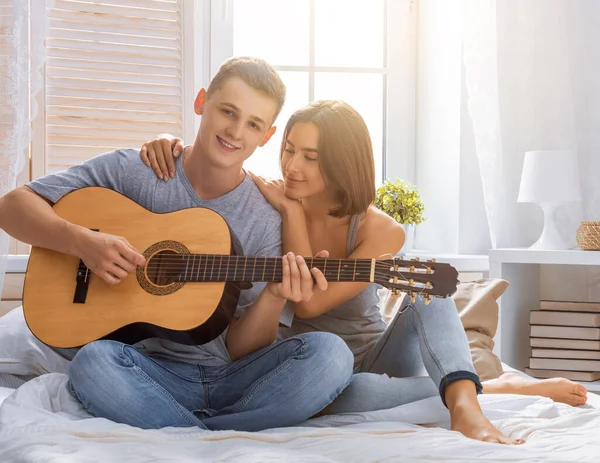 Casal Feliz Apaixonado Retrato Sensual Impressionante Jovem Casal Moda Elegante — Fotografia de Stock