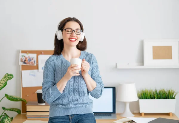 Šťastný Ležérní Krásná Žena Pracující Domácí Kanceláři — Stock fotografie