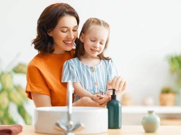 Una Linda Niña Madre Lavan Las Manos Protección Contra Infecciones — Foto de Stock