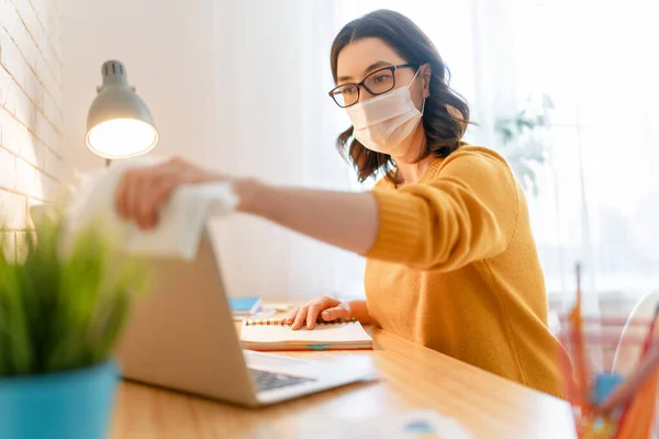 Mujer Joven Está Haciendo Limpieza Oficina — Foto de Stock