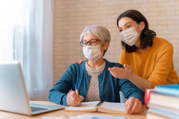 Las Mujeres Jóvenes Mayores Mascarillas Están Utilizando Portátil Hija Está — Foto de Stock