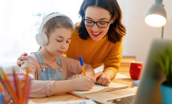 Torniamo Scuola Bambino Felice Adulto Sono Seduti Alla Scrivania Ragazza — Foto Stock