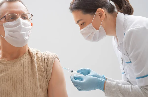 Médecin Vaccinant Aîné Protection Contre Les Virus Covid 2019 — Photo