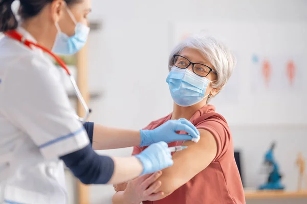Läkaren Ger Äldre Kvinna Vaccination Virusskydd Covid 2019 — Stockfoto