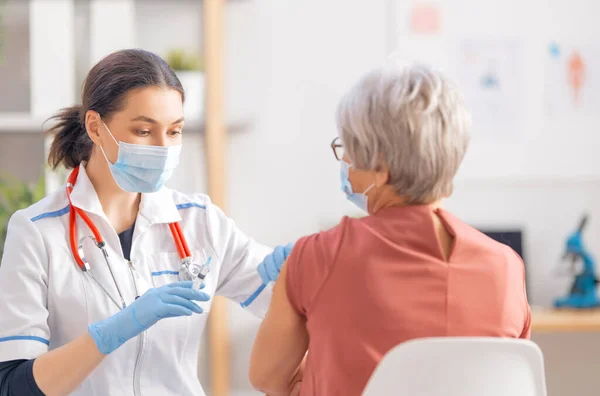 Médico Vacunando Una Mujer Mayor Protección Contra Virus Covid 2019 — Foto de Stock