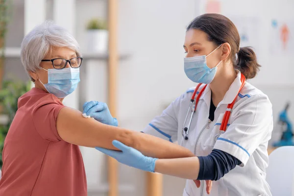 Médecin Vaccinant Une Femme Âgée Protection Contre Les Virus Covid — Photo
