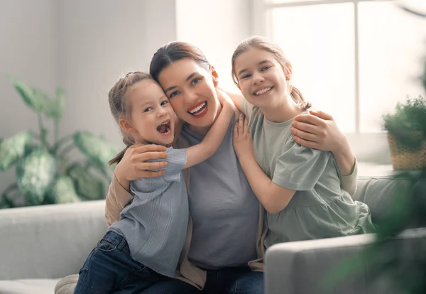 Mãe Suas Filhas Crianças Meninas Estão Brincando Sorrindo Abraçando Férias — Fotografia de Stock