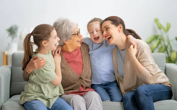 Milé Dívky Jejich Matka Babička Objímají Užívají Trávení Času Doma — Stock fotografie