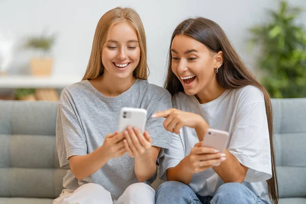 Νεαρές Γυναίκες Χρησιμοποιούν Τηλέφωνα Αστεία Κορίτσια Διασκεδάζουν Μένοντας Στο Σπίτι — Φωτογραφία Αρχείου