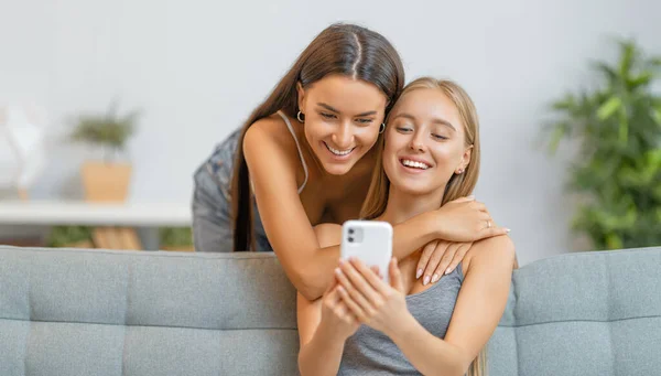 Mulheres Jovens Estão Usar Telefones Meninas Engraçadas Divertindo Ficar Casa — Fotografia de Stock