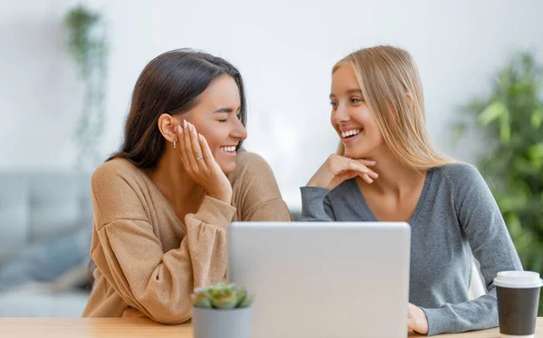 Zwei Glückliche Junge Frauen Mit Laptop Freunde Verbringen Zeit Miteinander — Stockfoto