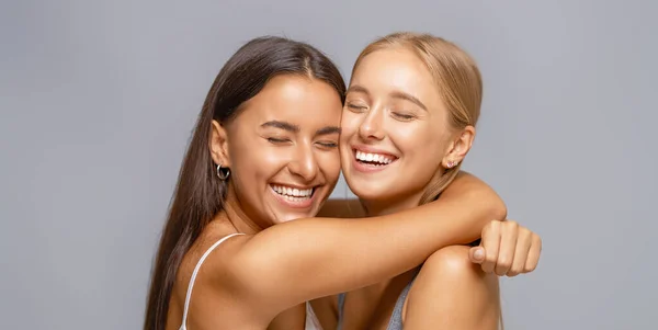Portrait Two Cheerful Young Women Standing Together Hugging — Stock Photo, Image