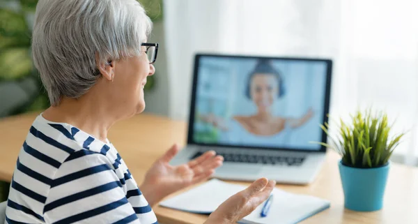 Senior Woman Using Laptop Remote Work — Stock Photo, Image